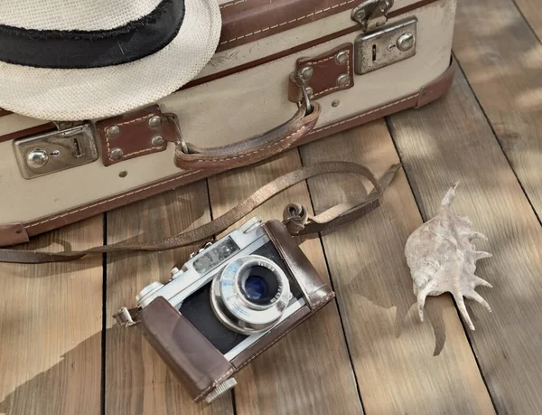 Fotocamera Retrò Cappello Sfondo Legno Con Valigia Conchiglia — Foto Stock