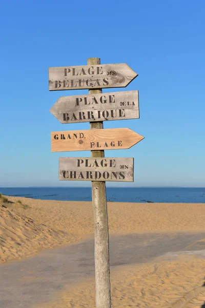在沙中用法语标出的木制面板 白鲸海滩 巴雷尔海滩 大海滩和沙登海滩 法国大西洋中大西洋海滩的名称 — 图库照片