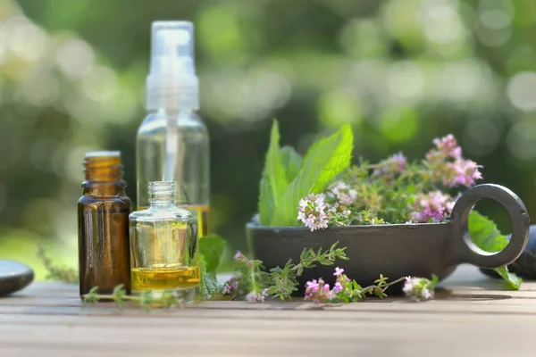 Botol Minyak Esensial Dan Bunga Ramuan Aromatik Atas Meja Dan — Stok Foto