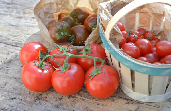 Groep Verse Tomaten Krat Mand Een Houten Tafel — Stockfoto