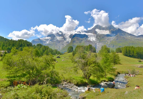 Beautiful Landscape European Alps Summer People Seatting River — Stock Photo, Image