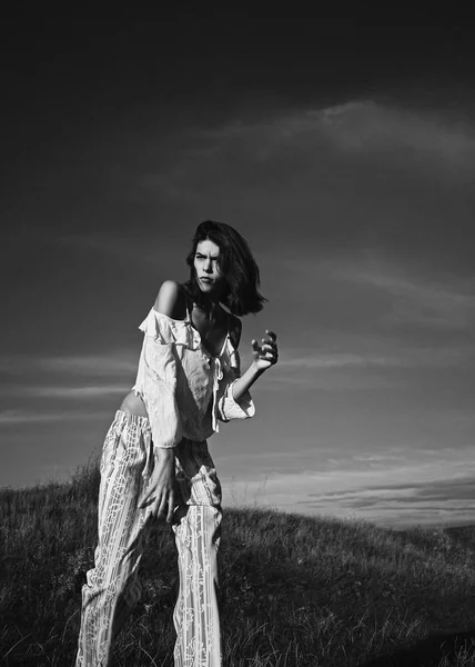 Nő pózol rét, vidéki táj — Stock Fotó