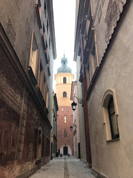 狭窄的街道与大教堂在老镇市场地方在华沙 — 图库照片