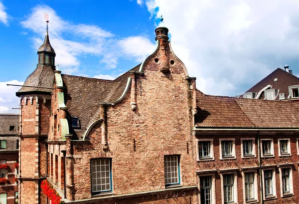 A vista das janelas na Praça da Câmara Municipal. Dsseldorf. Alemanha — Fotografia de Stock