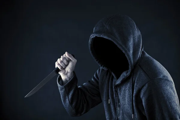 Uomo incappucciato con coltello al buio — Foto Stock