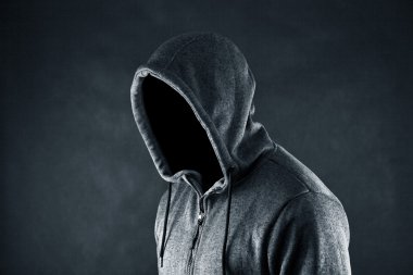 Karanlıkta kukuletalı adam 
