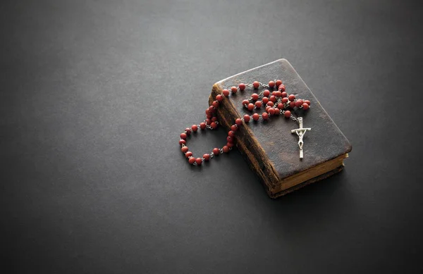 Rosary on the old Bible — Stock Photo, Image