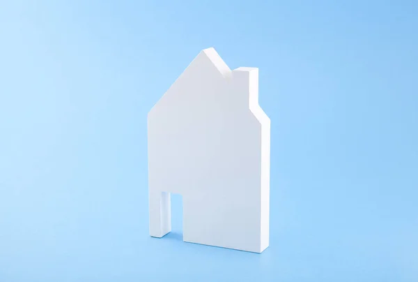 Huis vorm op blauwe achtergrond — Stockfoto