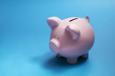 kumbara mavi zemin üzerine 