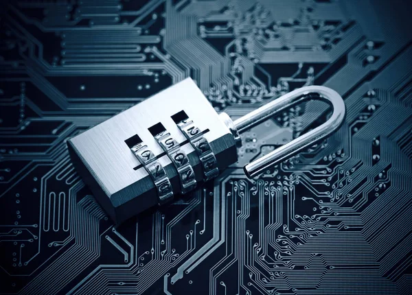 De concept van de veiligheid van de computer. Padlock op printplaat van de computer — Stockfoto