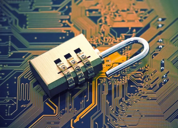 Concetto sicurezza informatica. Lucchetto sul circuito del computer — Foto Stock