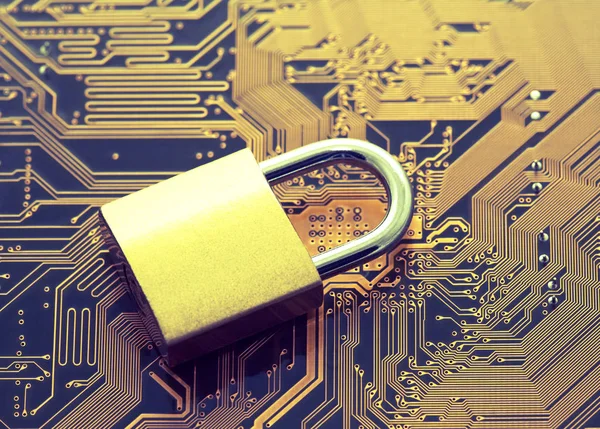 De concept van de veiligheid van de computer. Padlock op printplaat van de computer — Stockfoto