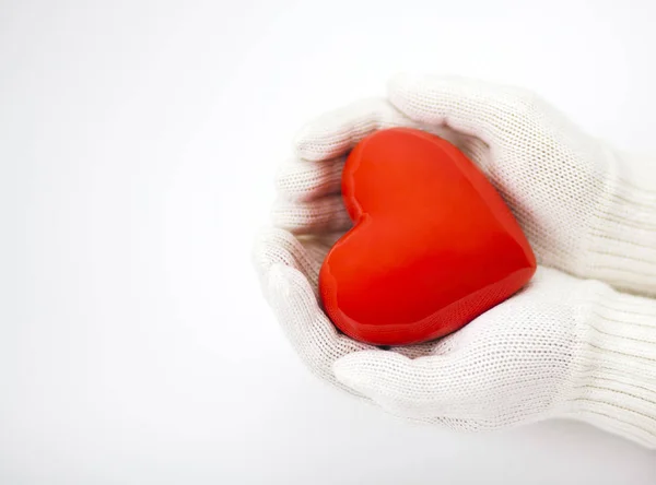 Beyaz sıcak yün eldiven kırmızı kalp — Stok fotoğraf
