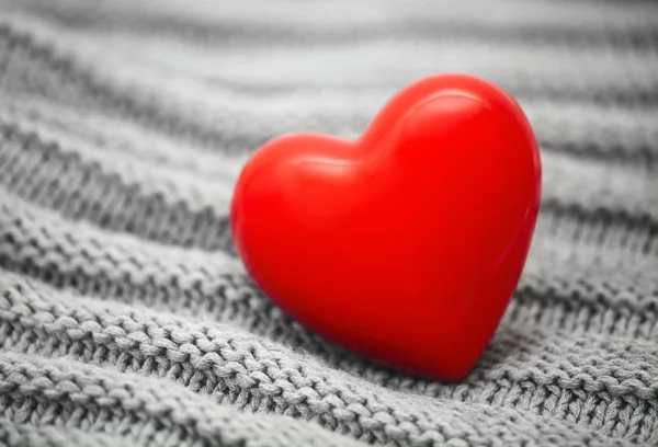 Örme yün arka plan üzerinde kırmızı kalp — Stok fotoğraf