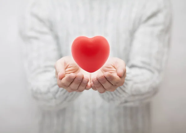 Az ember, hogy piros szív. Szeretet fogalma — Stock Fotó