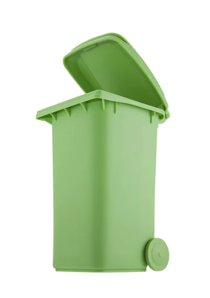 Зеленый мусорный контейнер изолирован на белом фоне с обрезанием пути — стоковое фото