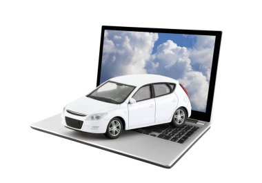 Beyaz arka plan üzerinde izole laptop beyaz oyuncak araba 