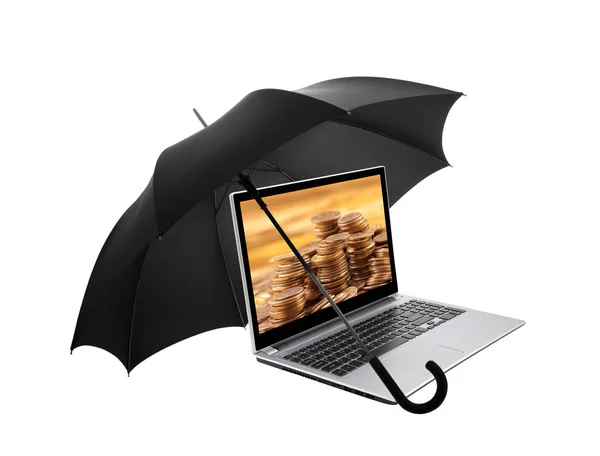 Laptop com moedas de ouro protegidas por um guarda-chuva — Fotografia de Stock