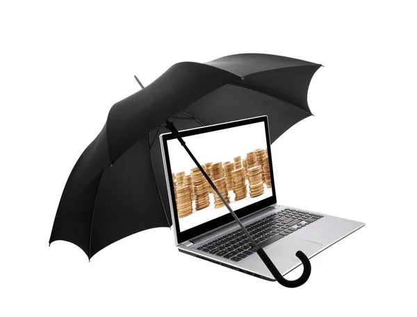 Ordenador portátil con monedas de oro protegido por un paraguas — Foto de Stock