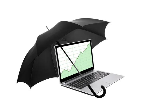 Portatile con grafici azionari protetti da un ombrello — Foto Stock