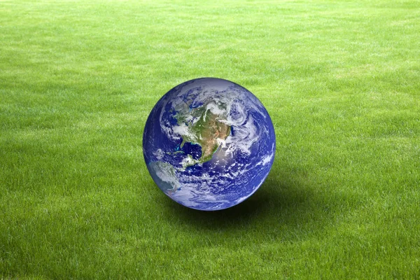 Planet Earth on green grass. Earth Day concept. Earth image provided by Nasa. — Stock Photo, Image