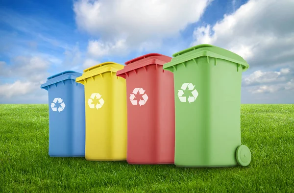 Cuatro coloridos contenedores de reciclaje en hierba verde — Foto de Stock
