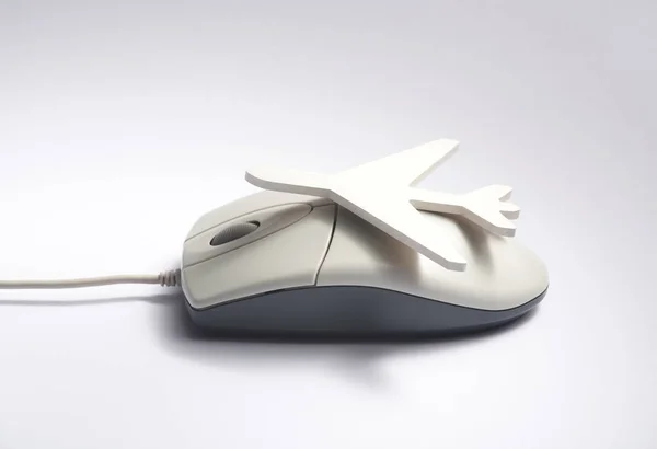 Concetto di prenotazione online. Forma aeroplano sul mouse del computer — Foto Stock