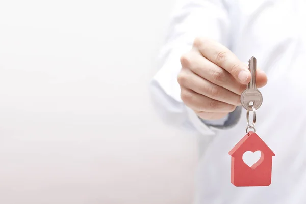 Elinde kalp ile anahtar evi — Stok fotoğraf