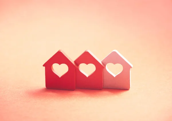 Kalp ile üç küçük ev — Stok fotoğraf