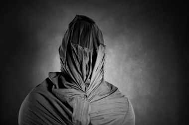 Karanlıktaki hayalet figürü. 