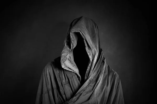 Karanlıktaki hayalet figürü. 