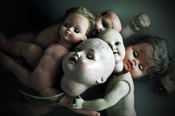 Grupo de muñecas espeluznantes — Foto de Stock