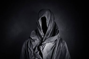 Karanlıktaki hayalet figürü. 