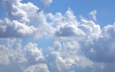 Bulutlu mavi gökyüzü 