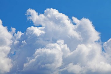 Bulutlu mavi gökyüzü 