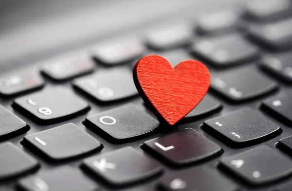 Kleine rood hart op toetsenbord. Internet dating concept. — Stockfoto