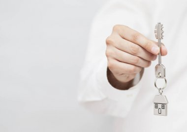 Evin anahtarı elinde. 