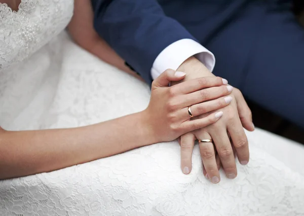 Hochzeitspaar hält Händchen — Stockfoto