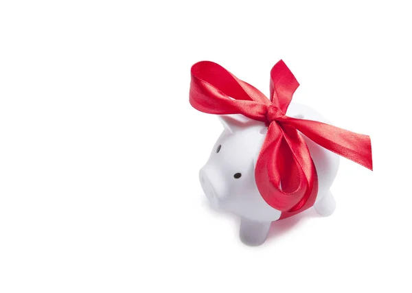 Banco piggy branco com fita vermelha. Caminho de recorte incluído . — Fotografia de Stock