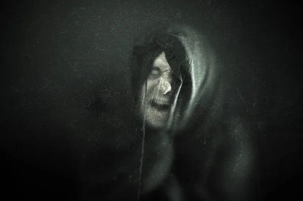 Figura fantasma enojado en la oscuridad — Foto de Stock