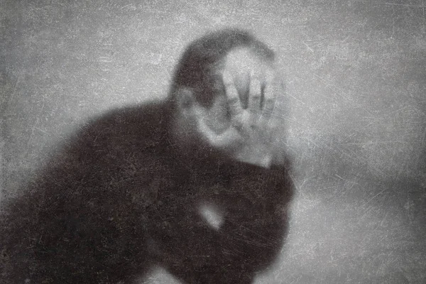 Depresyon. Tozlu bir cam kırığının arkasında kırık bir adam.. — Stok fotoğraf