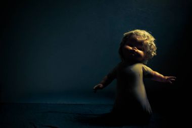 Karanlıktaki ürkütücü bebek