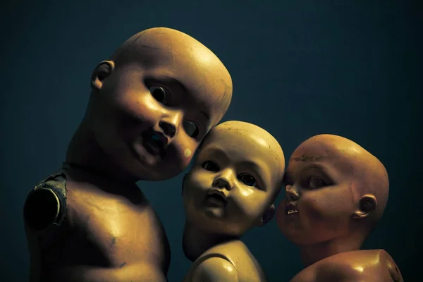 Tres muñecas espeluznantes — Foto de Stock