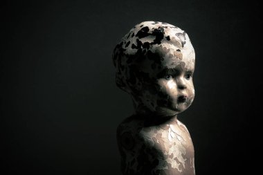 Karanlıkta Vintage oyuncak bebek 