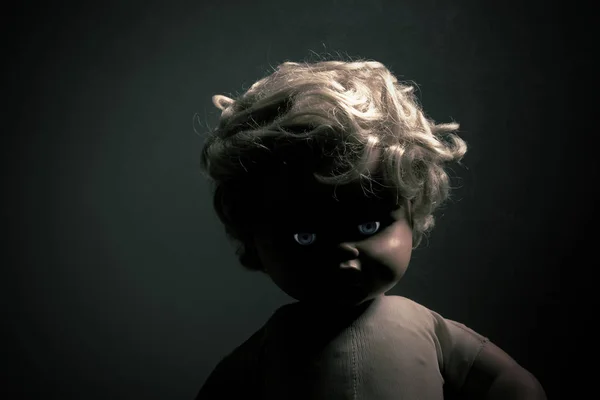 Uhyggelig dukke i mørket - Stock-foto