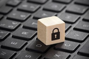 Laptop klavyesinde kilit grafiği olan tahta blok. Bilgisayar güvenliği kavramı. 