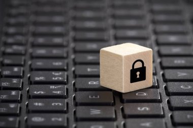 Laptop klavyesinde kilit grafiği olan tahta blok. Bilgisayar güvenliği kavramı. 