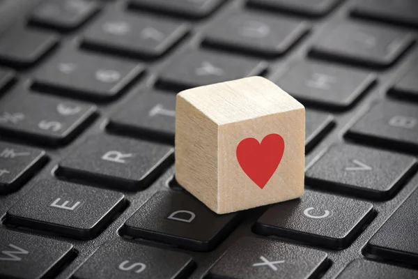 Laptop Klavye Üzerinde Kırmızı Kalp Şeklinde Ahşap Blok — Stok fotoğraf
