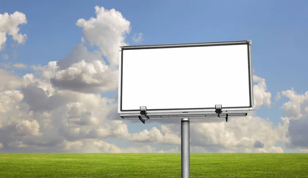 Lege Billboard Een Veld Met Een Blauwe Hemel — Stockfoto