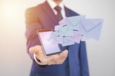 İşadamı ile smartphone zarflarla ekranın dışına geliyor 